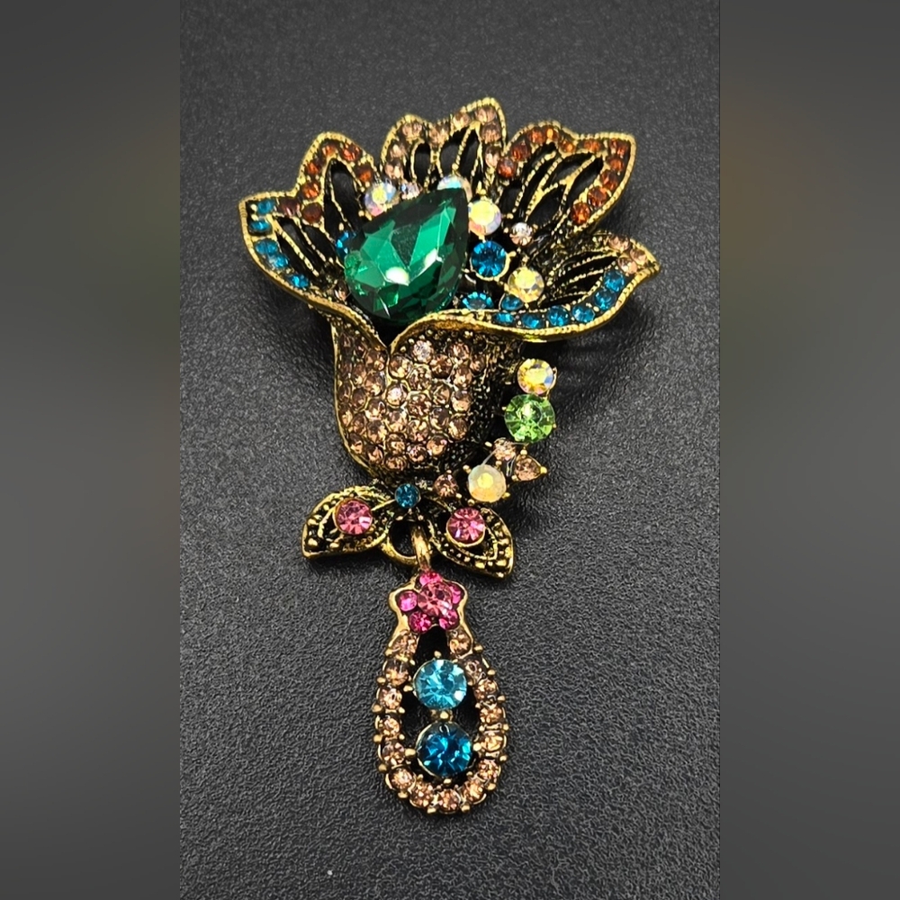 🌞 Multi Color Crystal Brooch w/Emerald Green Stone Various Colored Rhinestones